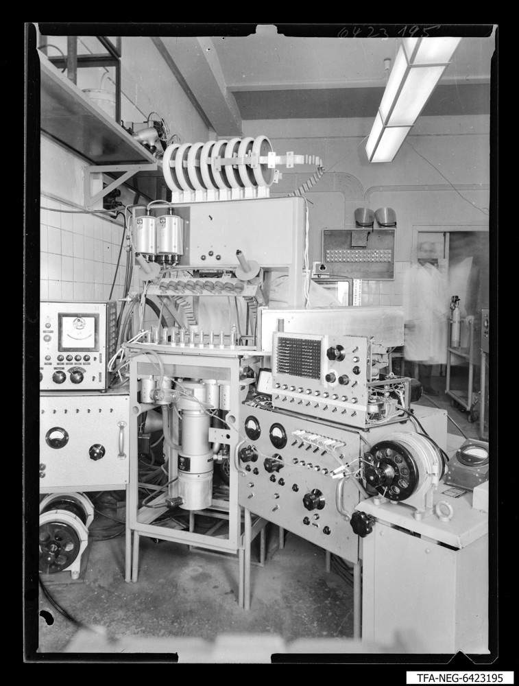 Versuchseinrichtung: Pumpeinrichtung für gasgefüllte Röhren, Bild 2; Foto 1964 (www.industriesalon.de CC BY-SA)
