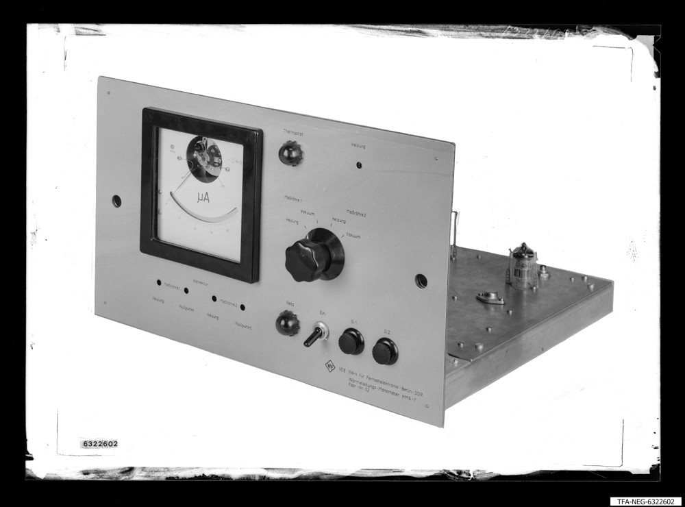 Wärmeleitungs-Manometer, Front, Bild 1; Foto 1963 (www.industriesalon.de CC BY-SA)