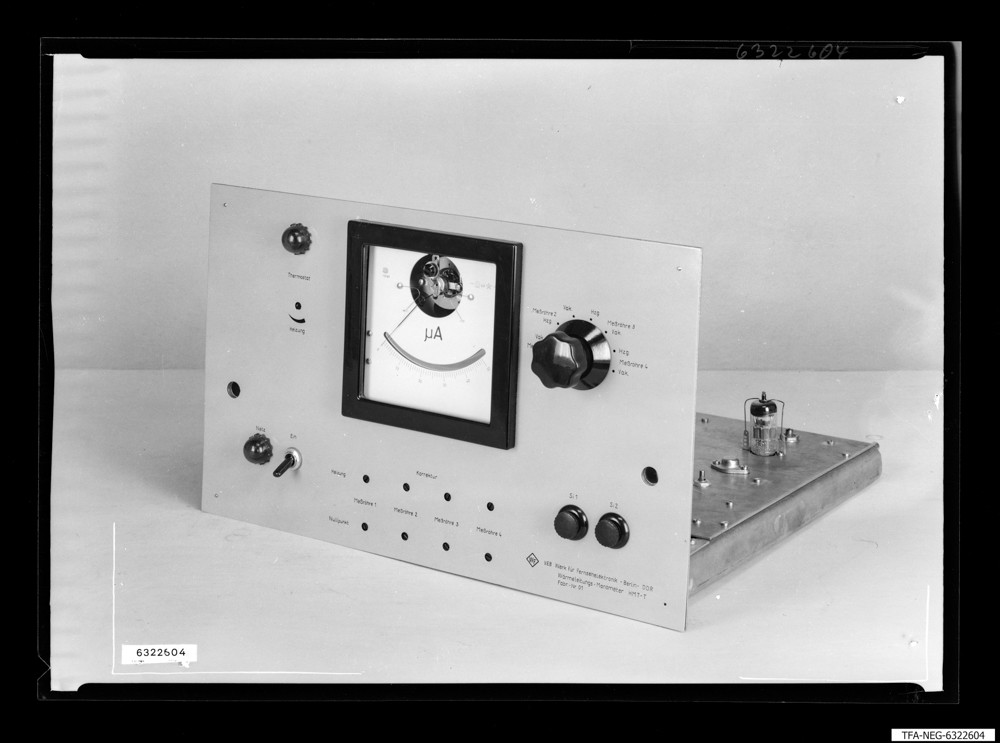 Wärmeleitungs-Manometer, Front, Bild 2; Foto 1963 (www.industriesalon.de CC BY-SA)