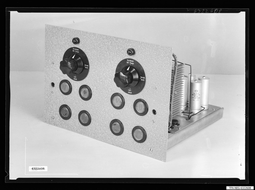 Wärmeleitungs-Manometer, Pumpen-Regler, Bild 1; Foto 1963 (www.industriesalon.de CC BY-SA)