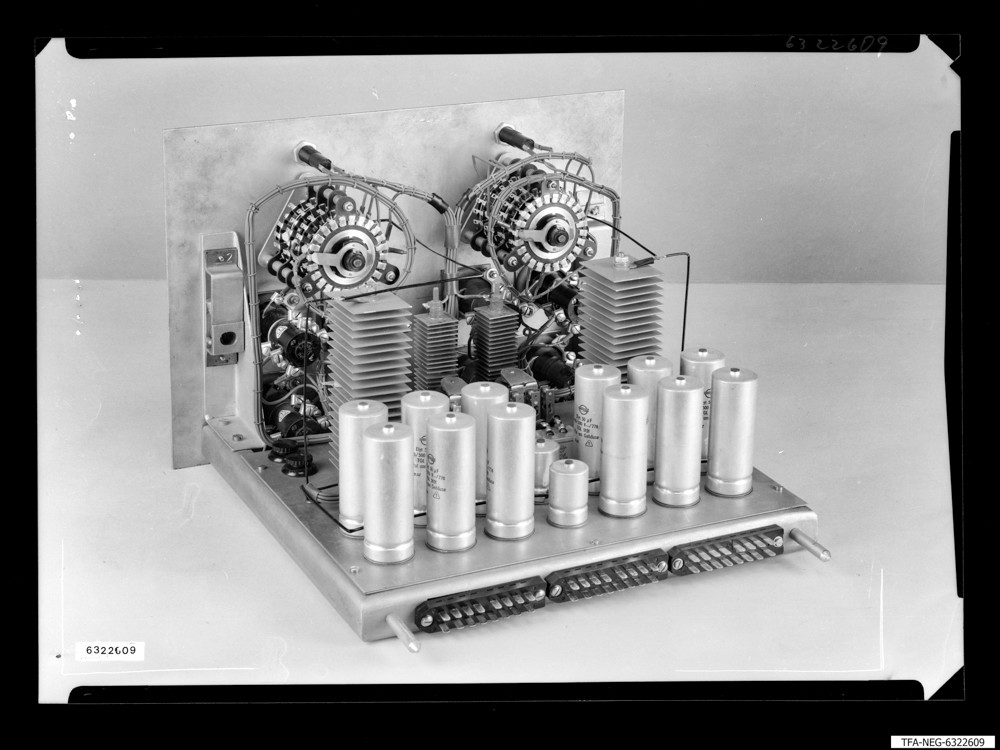 Wärmeleitungs-Manometer, Pumpen-Regler, Bild 2; Foto 1963 (www.industriesalon.de CC BY-SA)