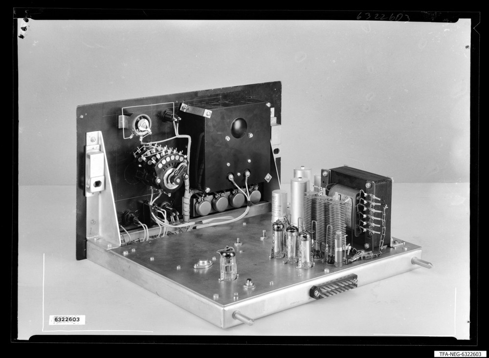 Wärmeleitungs-Manometer, Rückseite, Bild 1; Foto 1963 (www.industriesalon.de CC BY-SA)