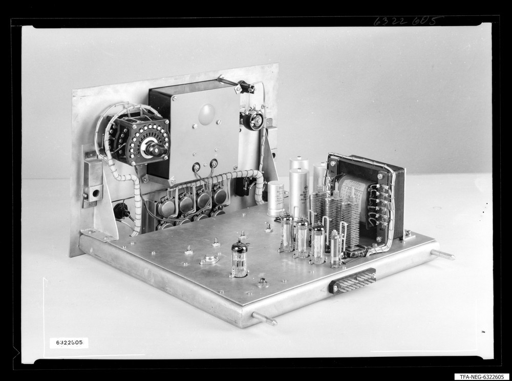 Wärmeleitungs-Manometer, Rückseite, Bild 2; Foto 1963 (www.industriesalon.de CC BY-SA)