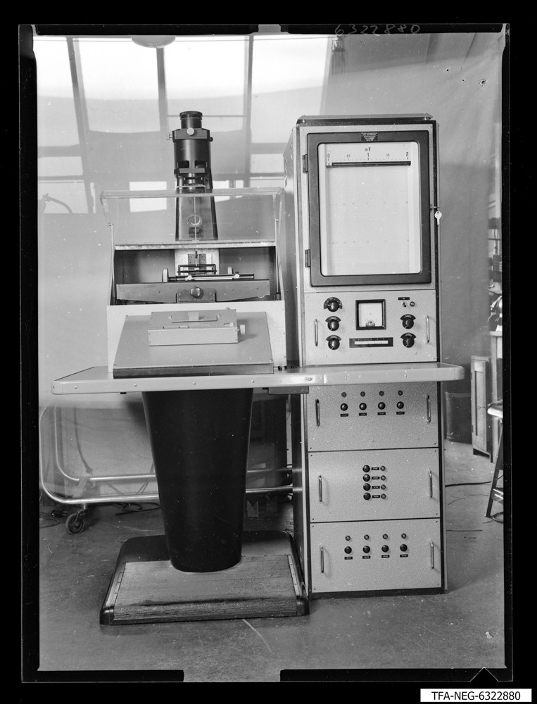 Wendelprüfeinrichtung , Schutzhaube geöffnet; Foto 1963 (www.industriesalon.de CC BY-SA)