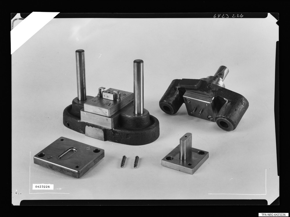 Werkzeuge und Einzelteile für Metallhalter-Quarze, Bild 1; Foto 1964 (www.industriesalon.de CC BY-SA)