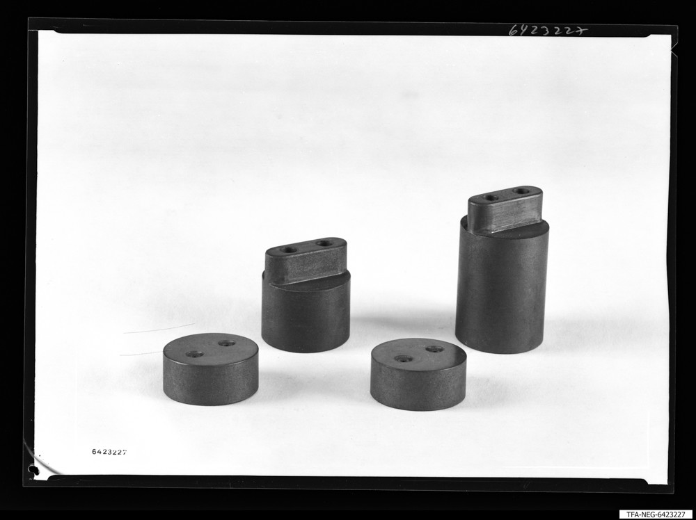 Werkzeuge und Einzelteile für Metallhalter-Quarze, Bild 2; Foto 1964 (www.industriesalon.de CC BY-SA)