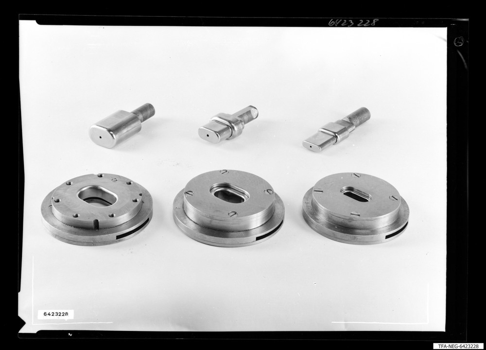 Werkzeuge und Einzelteile für Metallhalter-Quarze, Bild 3; Foto 1964 (www.industriesalon.de CC BY-SA)