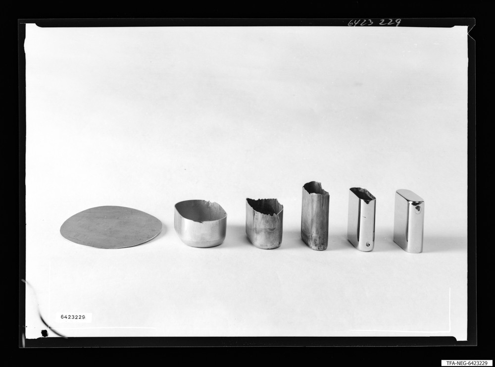 Werkzeuge und Einzelteile für Metallhalter-Quarze, Bild 4; Foto 1964 (www.industriesalon.de CC BY-SA)
