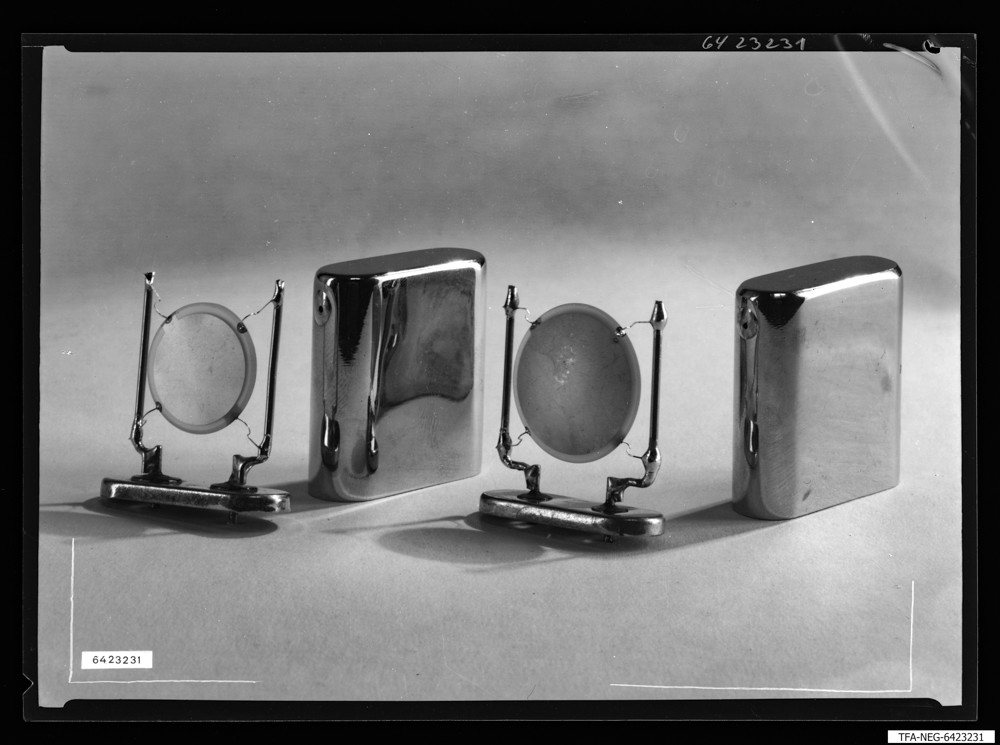 Werkzeuge und Einzelteile für Metallhalter-Quarze, Bild 6; Foto 1964 (www.industriesalon.de CC BY-SA)