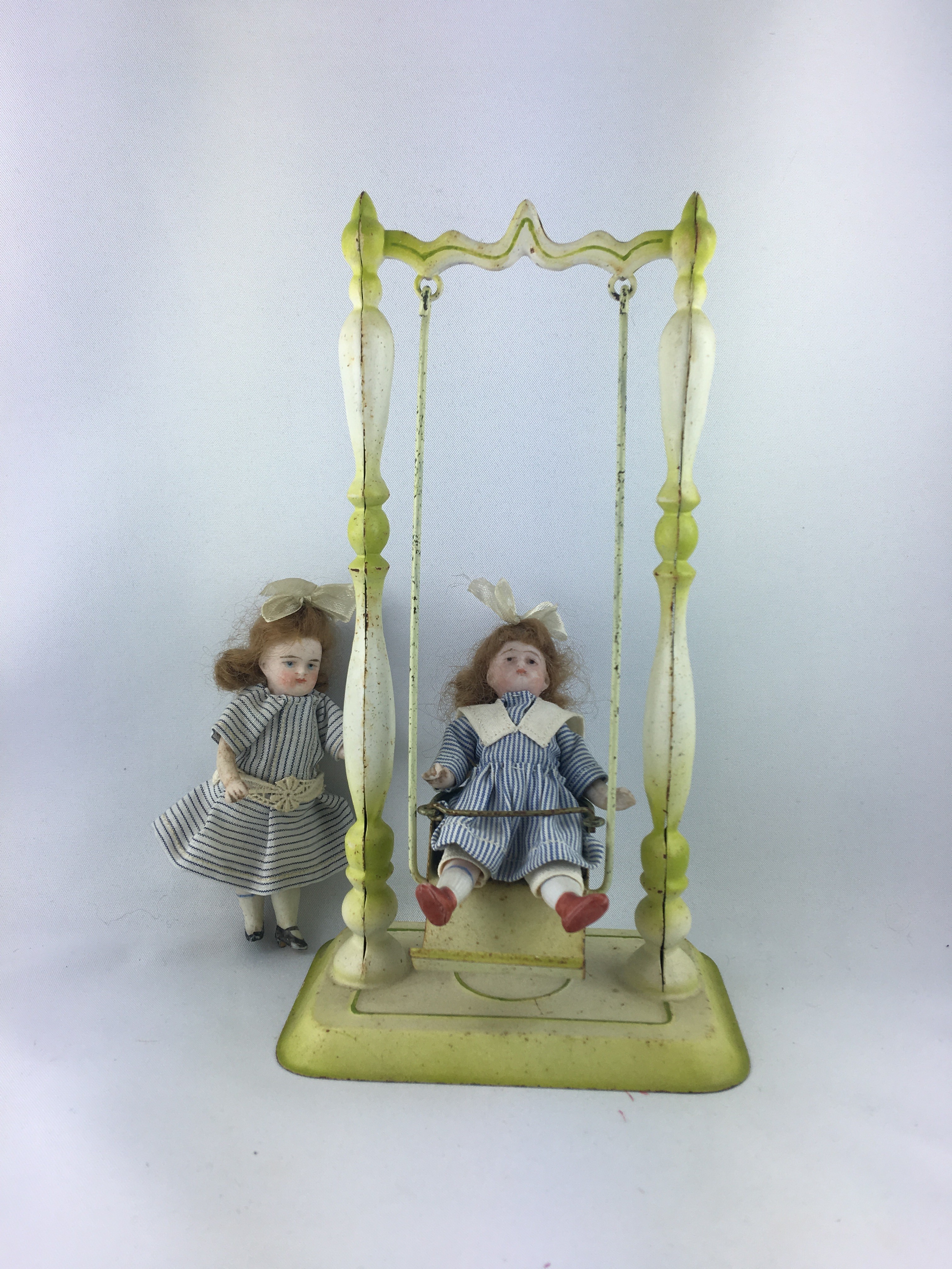 Zwei Mädchen auf Schaukel (Historisches Spielzeug Berlin e.V. CC BY-NC-SA)