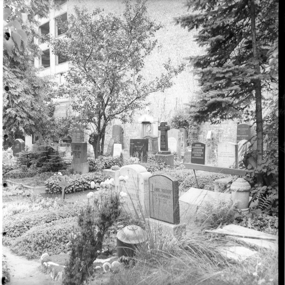 Negativ: Alter Schöneberger Friedhof, 1951 (Museen Tempelhof-Schöneberg/Herwarth Staudt CC BY-NC-SA)