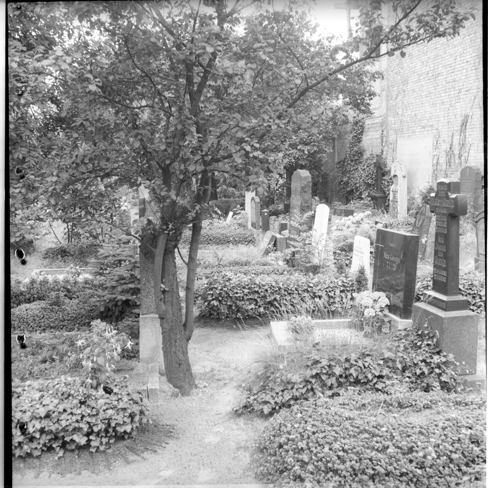 Negativ: Alter Schöneberger Friedhof, 1951 (Museen Tempelhof-Schöneberg/Herwarth Staudt CC BY-NC-SA)