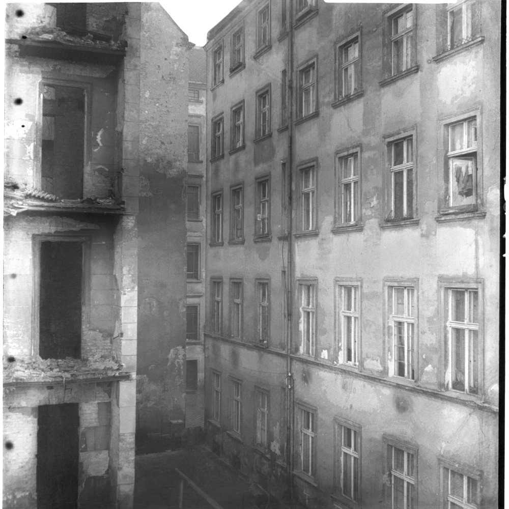 Negativ: Beschädigtes Haus, Bayreuther Straße 13, 1951 (Museen Tempelhof-Schöneberg/Herwarth Staudt CC BY-NC-SA)