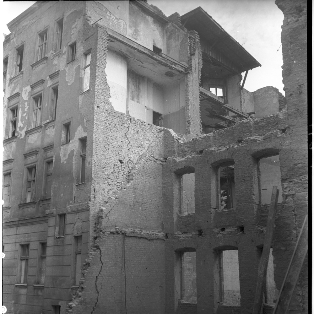 Negativ: Beschädigtes Haus, Eisenacher Straße 47, 1950 (Museen Tempelhof-Schöneberg/Herwarth Staudt CC BY-NC-SA)