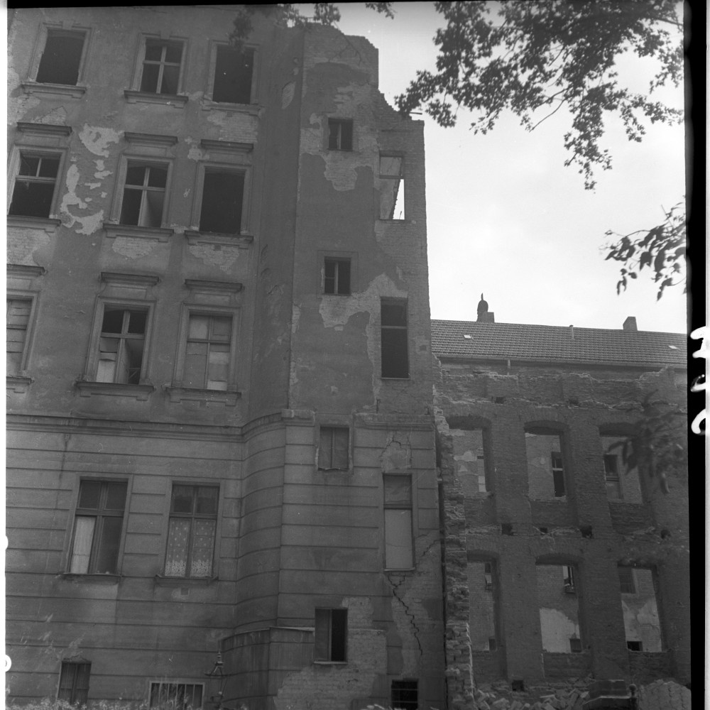 Negativ: Beschädigtes Haus, Eisenacher Straße 47, 1950 (Museen Tempelhof-Schöneberg/Herwarth Staudt CC BY-NC-SA)