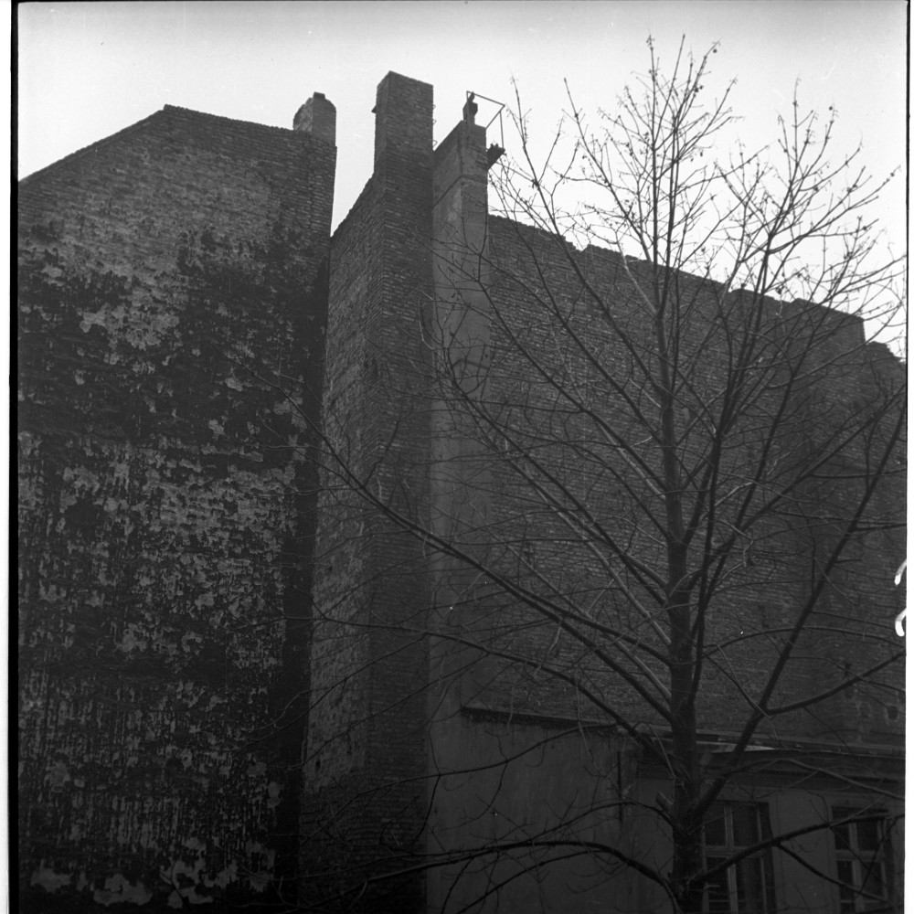 Negativ: Beschädigtes Haus, Gotenstraße 67, 1949 (Museen Tempelhof-Schöneberg/Herwarth Staudt CC BY-NC-SA)
