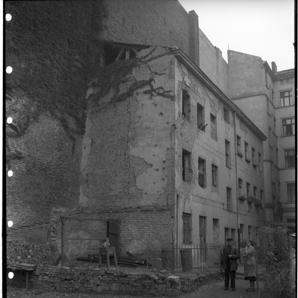 Negativ: Beschädigtes Haus, Hauptstraße 139, 1950 (Museen Tempelhof-Schöneberg/Herwarth Staudt CC BY-NC-SA)