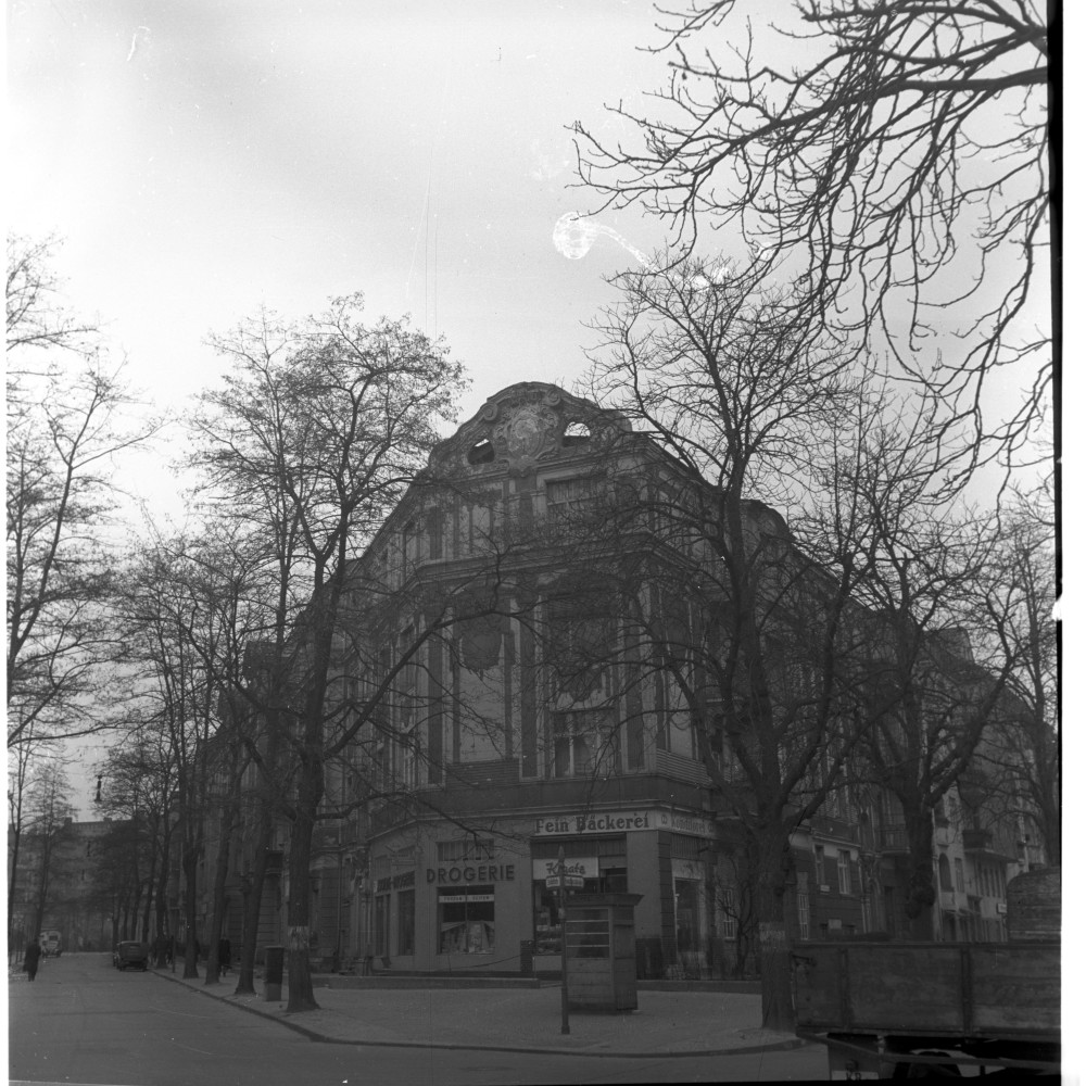 Negativ: Beschädigtes Haus, Isoldestraße 8, 1951 (Museen Tempelhof-Schöneberg/Herwarth Staudt CC BY-NC-SA)