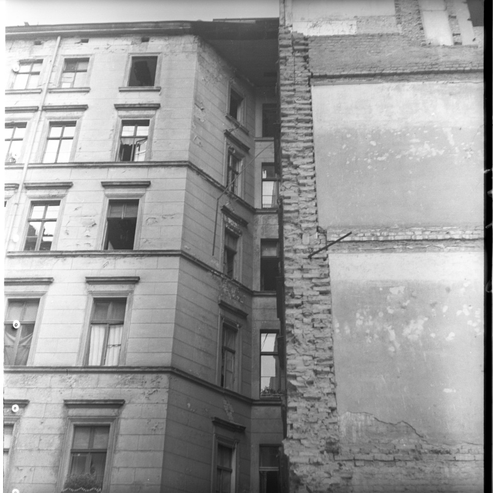 Negativ: Beschädigtes Haus, Kirchbachstraße 5, 1950 (Museen Tempelhof-Schöneberg/Herwarth Staudt CC BY-NC-SA)