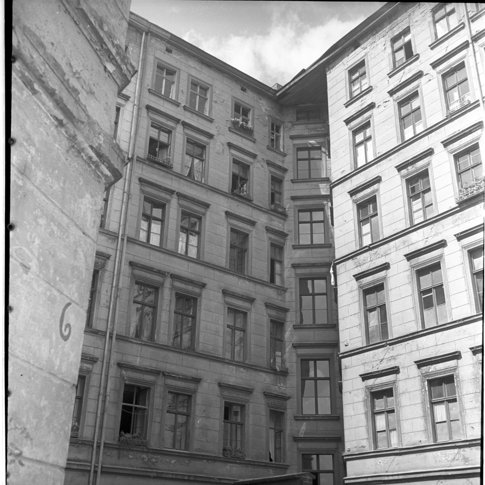Negativ: Beschädigtes Haus, Kirchbachstraße 5, 1950 (Museen Tempelhof-Schöneberg/Herwarth Staudt CC BY-NC-SA)