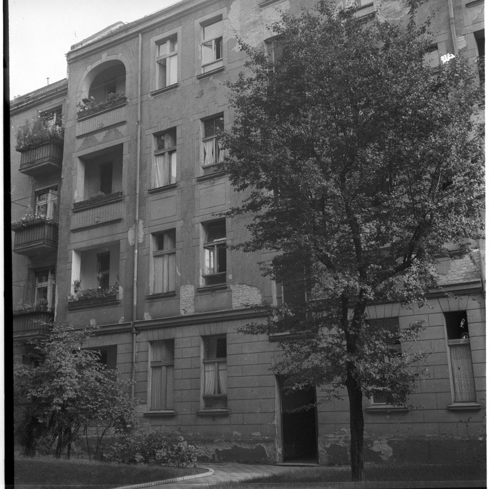 Negativ: Beschädigtes Haus, Knausstraße 10, 1952 (Museen Tempelhof-Schöneberg/Herwarth Staudt CC BY-NC-SA)