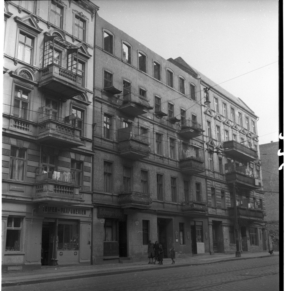 Negativ: Beschädigtes Haus, Koburger Straße 5, 1950 (Museen Tempelhof-Schöneberg/Herwarth Staudt CC BY-NC-SA)