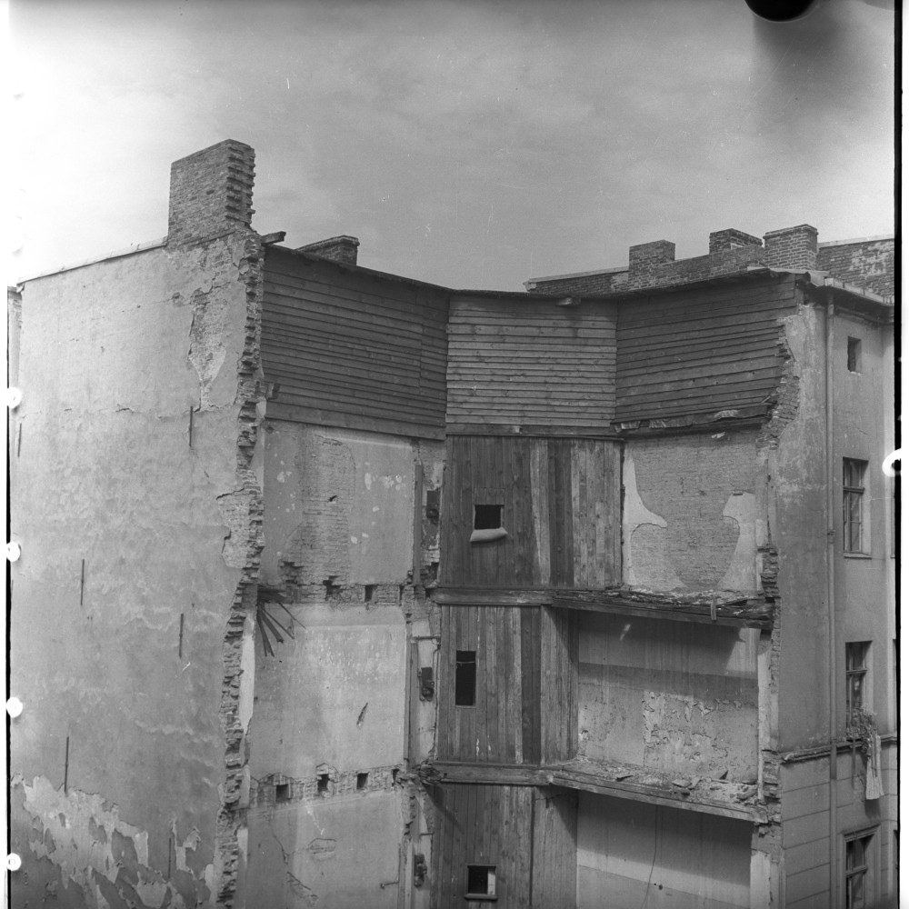 Negativ: Beschädigtes Haus, Kulmer Straße 17, 1950 (Museen Tempelhof-Schöneberg/Herwarth Staudt CC BY-NC-SA)