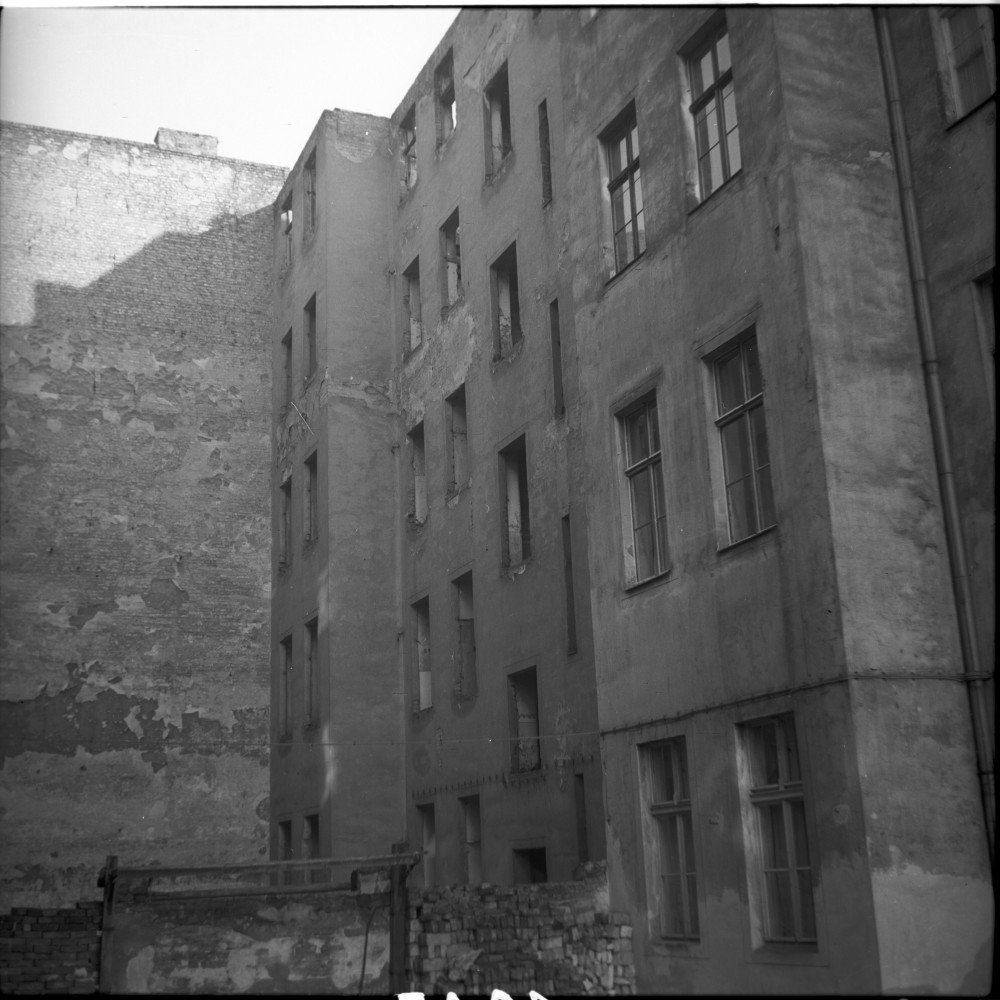 Negativ: Beschädigtes Haus, Leberstraße 76, 1953 (Museen Tempelhof-Schöneberg/Herwarth Staudt CC BY-NC-SA)