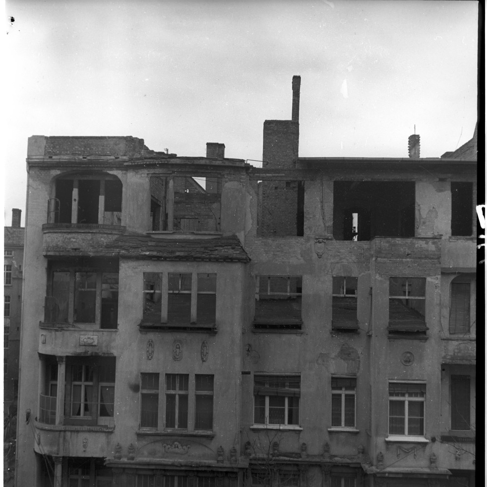 Negativ: Beschädigtes Haus, Meraner Straße 11, 1951 (Museen Tempelhof-Schöneberg/Herwarth Staudt CC BY-NC-SA)