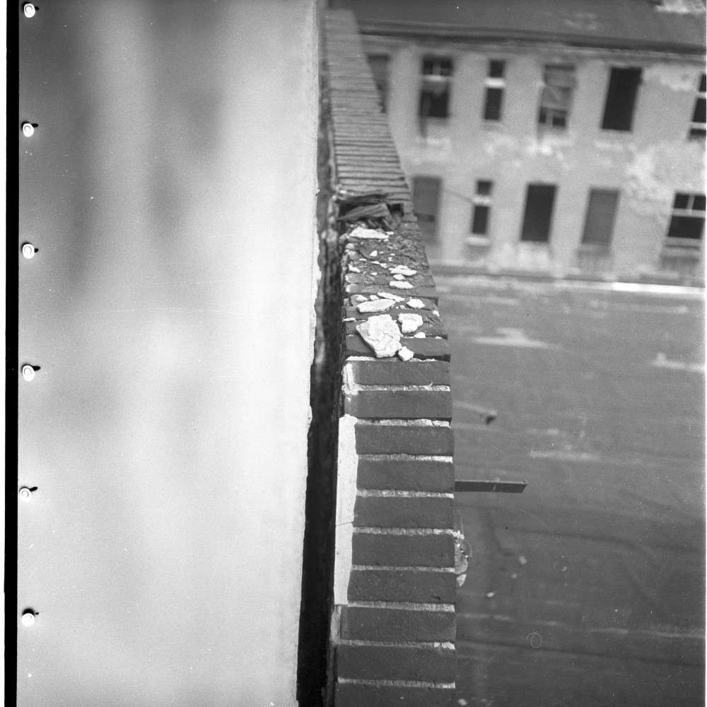 Negativ: Beschädigtes Haus, Meraner Straße 6, 1950 (Museen Tempelhof-Schöneberg/Herwarth Staudt CC BY-NC-SA)