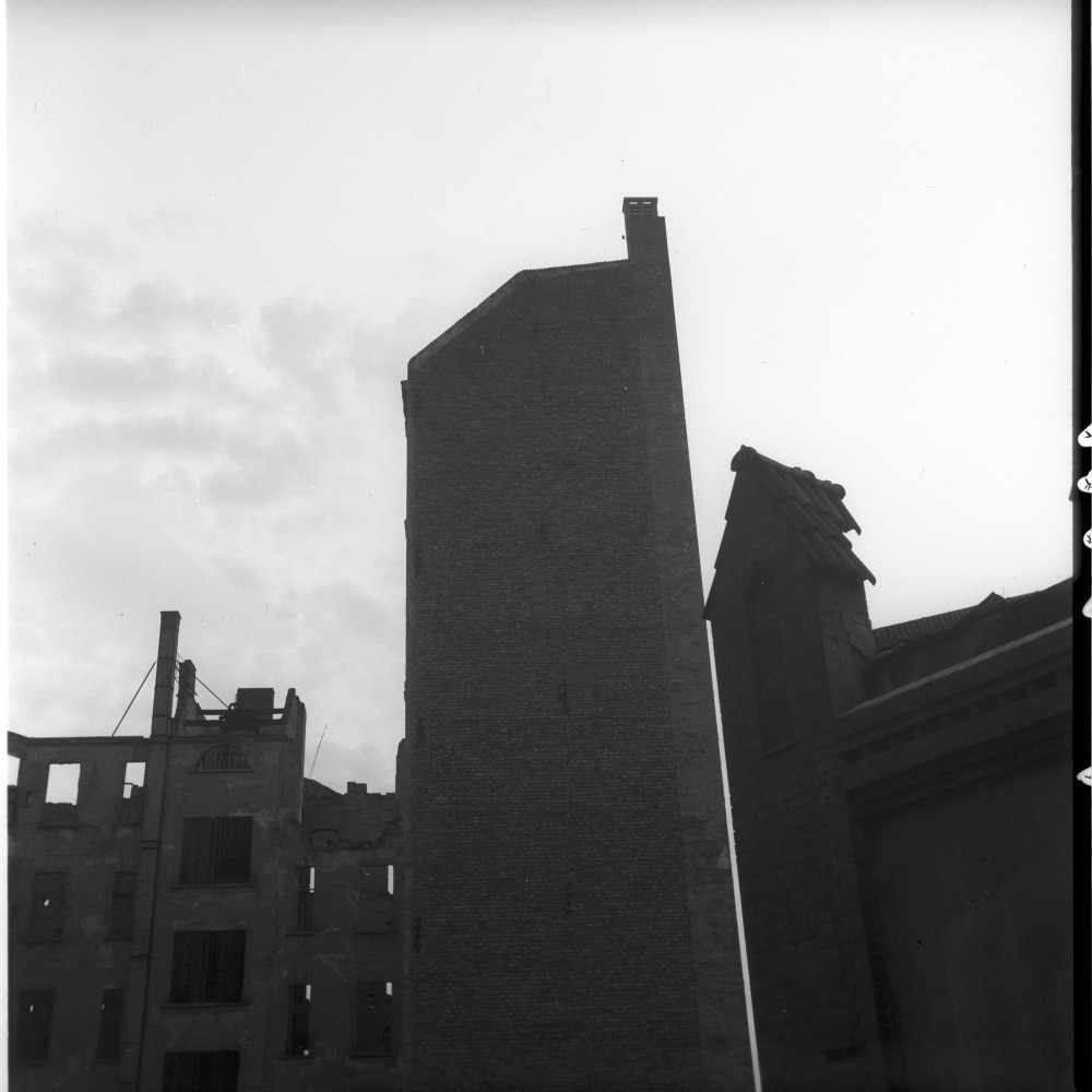 Negativ: Beschädigtes Haus, Speyerer Straße 1, 1952 (Museen Tempelhof-Schöneberg/Herwarth Staudt CC BY-NC-SA)