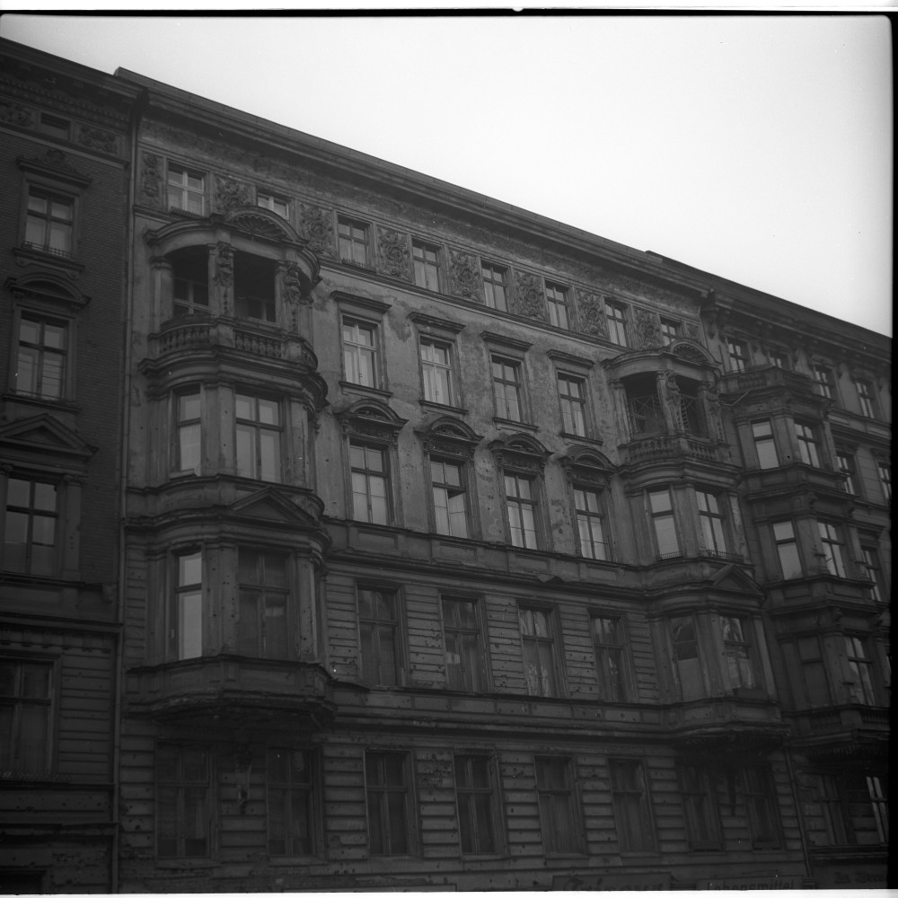 Negativ: Beschädigtes Haus, Steinmetzstraße 55, 1953 (Museen Tempelhof-Schöneberg/Herwarth Staudt CC BY-NC-SA)