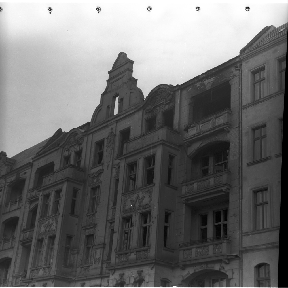 Negativ: Beschädigtes Haus, Wartburgstraße 40, 1950 (Museen Tempelhof-Schöneberg/Herwarth Staudt CC BY-NC-SA)