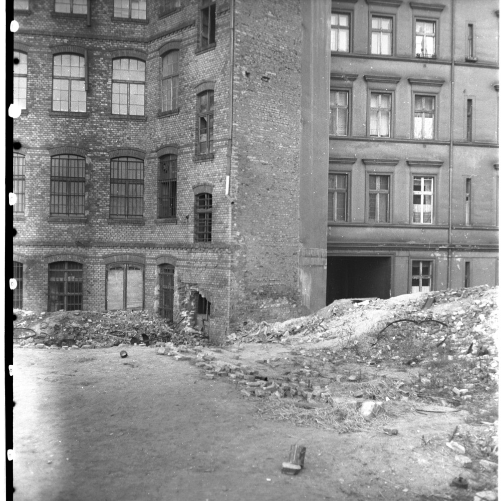 Negativ: Beschädigtes Haus, Yorckstraße 44, 1951 (Museen Tempelhof-Schöneberg/Herwarth Staudt CC BY-NC-SA)
