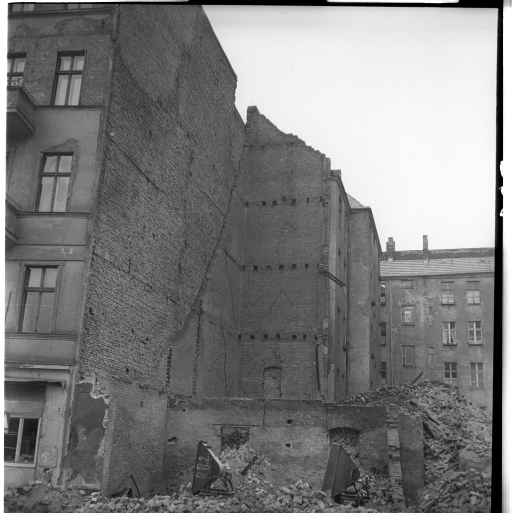 Negativ: Gelände, Barbarossastraße 9, 1951 (Museen Tempelhof-Schöneberg/Herwarth Staudt CC BY-NC-SA)