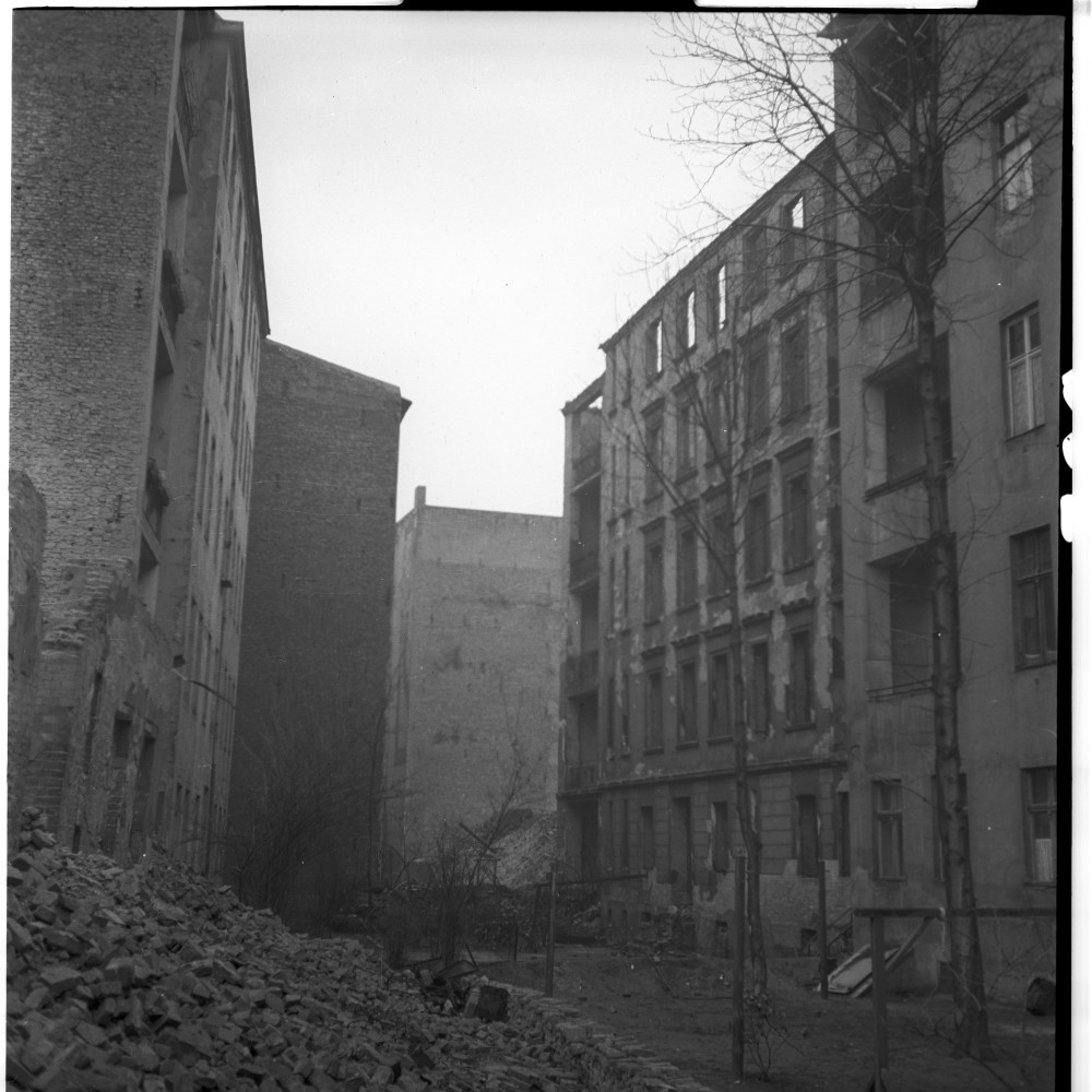 Negativ: Gelände, Bayreuther Straße 18, 1951 (Museen Tempelhof-Schöneberg/Herwarth Staudt CC BY-NC-SA)