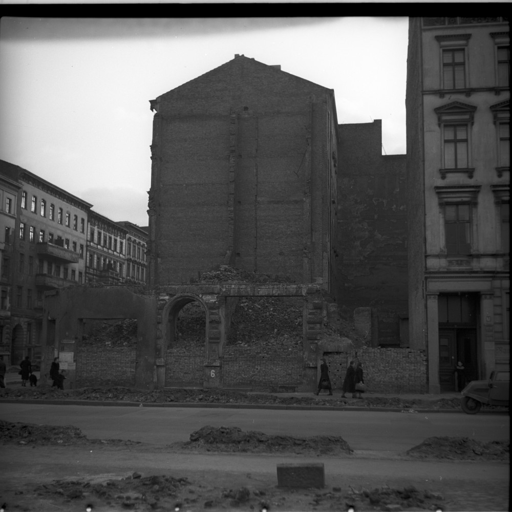 Negativ: Ruine, Alvenslebenstraße 6, 1953 (Museen Tempelhof-Schöneberg/Herwarth Staudt CC BY-NC-SA)