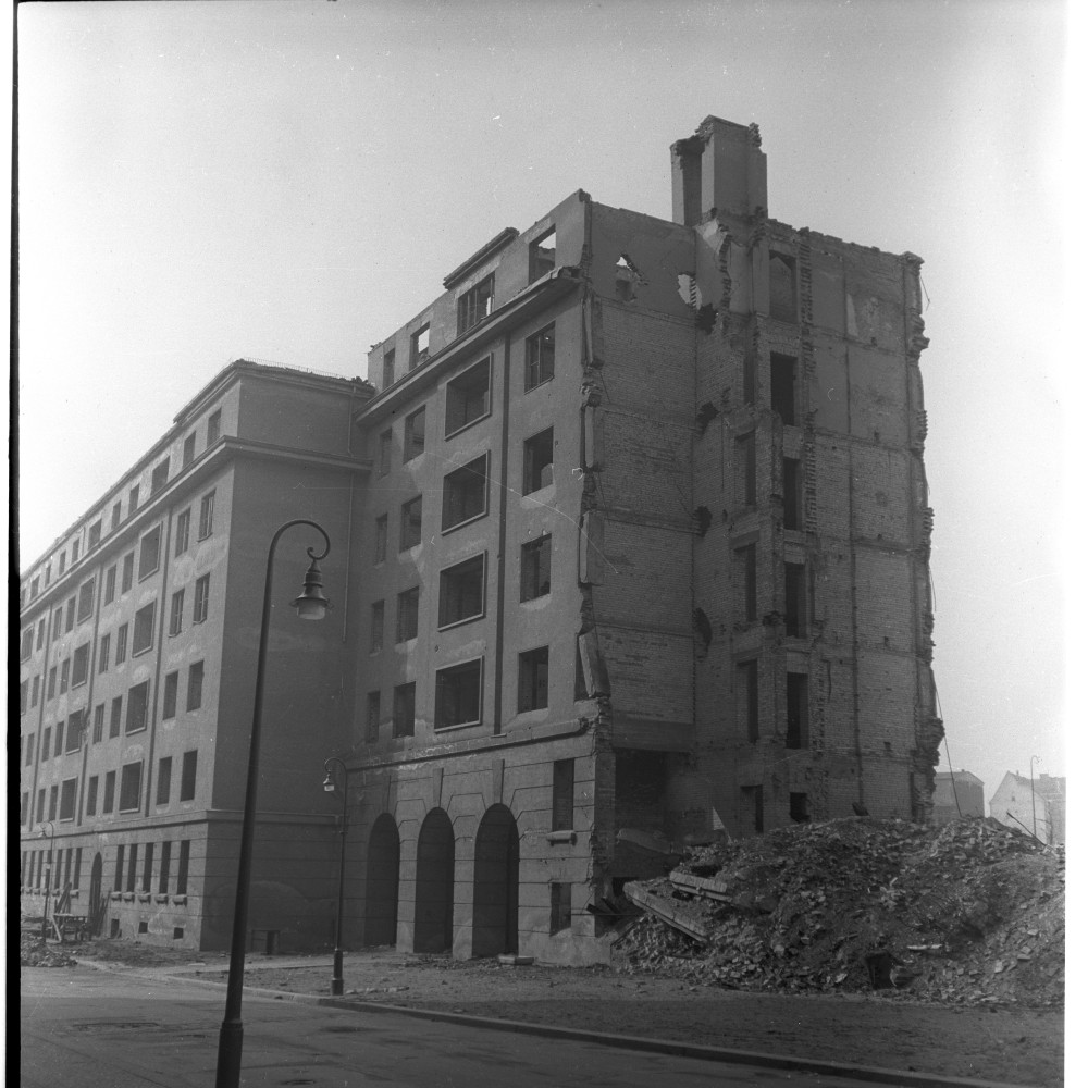 Negativ: Ruine, Am Rathaus 2, 1950 (Museen Tempelhof-Schöneberg/Herwarth Staudt CC BY-NC-SA)