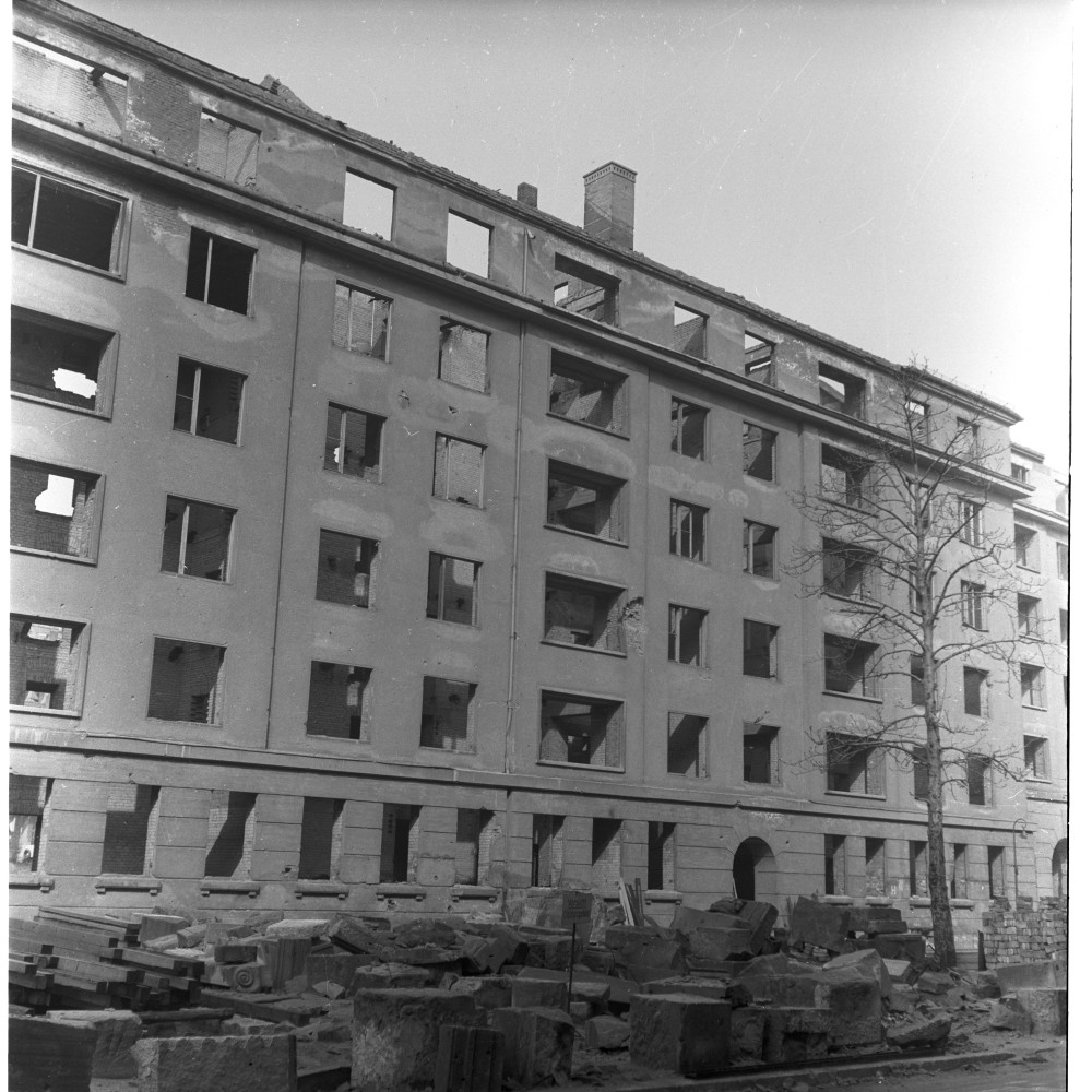 Negativ: Ruine, Am Rathaus 4, 1950 (Museen Tempelhof-Schöneberg/Herwarth Staudt CC BY-NC-SA)