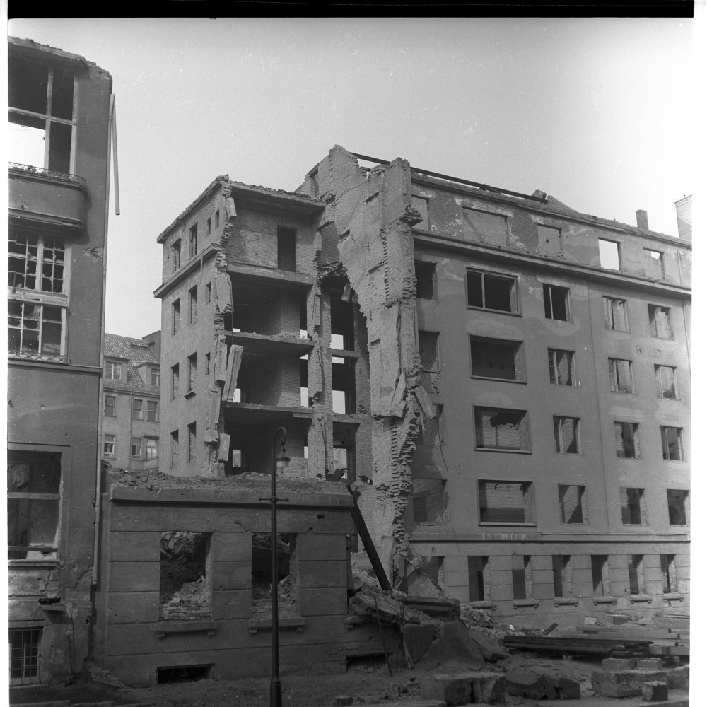 Negativ: Ruine, Am Rathaus 4, 1950 (Museen Tempelhof-Schöneberg/Herwarth Staudt CC BY-NC-SA)