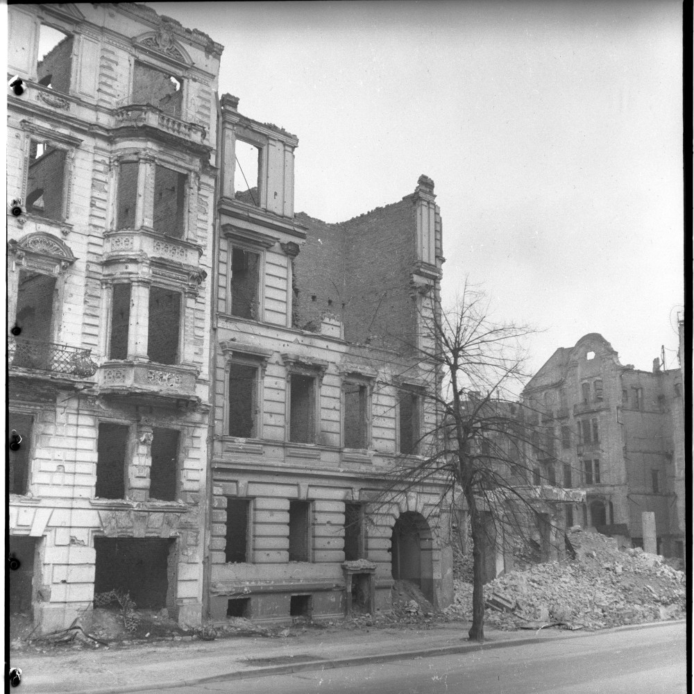 Negativ: Ruine, Ansbacher Straße 1, 1950 (Museen Tempelhof-Schöneberg/Herwarth Staudt CC BY-NC-SA)