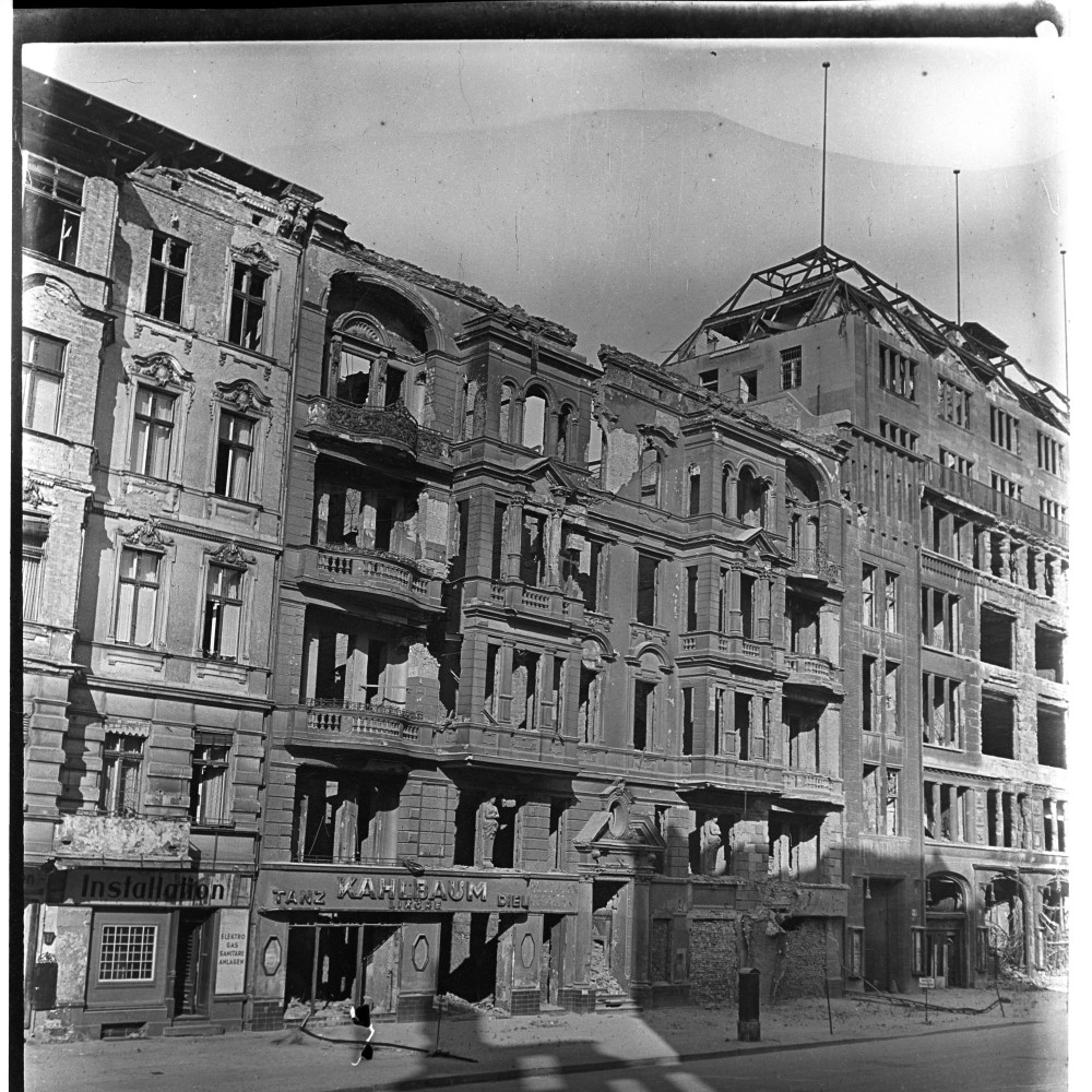 Negativ: Ruine, Ansbacher Straße 15, 1949 (Museen Tempelhof-Schöneberg/Herwarth Staudt CC BY-NC-SA)