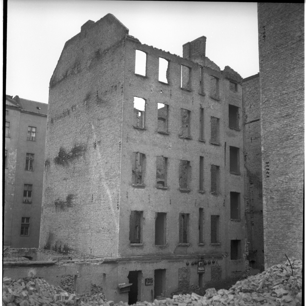 Negativ: Ruine, Ansbacher Straße 17, 1950 (Museen Tempelhof-Schöneberg/Herwarth Staudt CC BY-NC-SA)