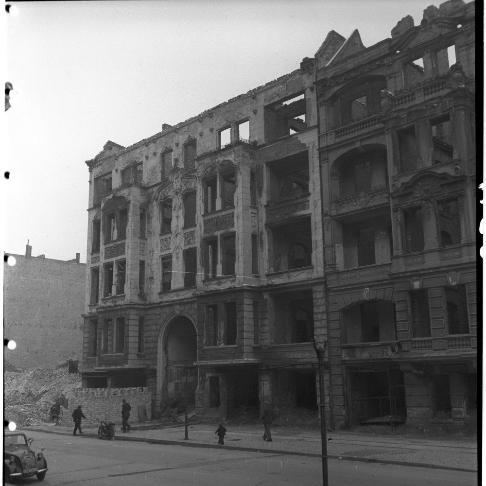 Negativ: Ruine, Ansbacher Straße 26, 1950 (Museen Tempelhof-Schöneberg/Herwarth Staudt CC BY-NC-SA)