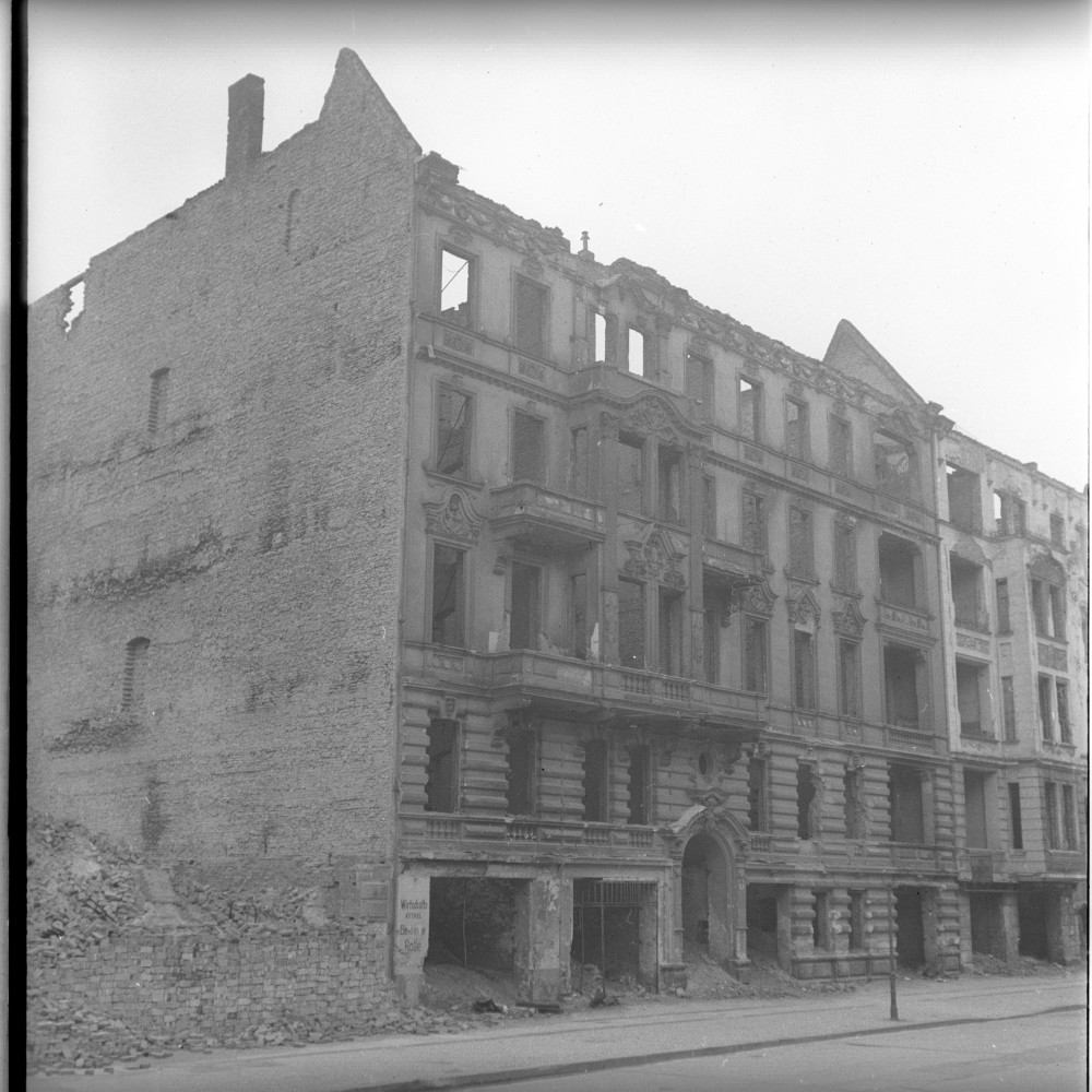Negativ: Ruine, Ansbacher Straße 27, 1950 (Museen Tempelhof-Schöneberg/Herwarth Staudt CC BY-NC-SA)