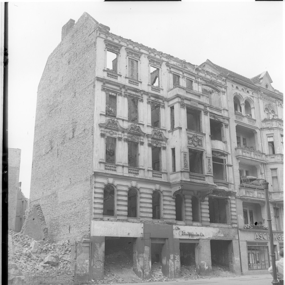 Negativ: Ruine, Ansbacher Straße 30, 1951 (Museen Tempelhof-Schöneberg/Herwarth Staudt CC BY-NC-SA)
