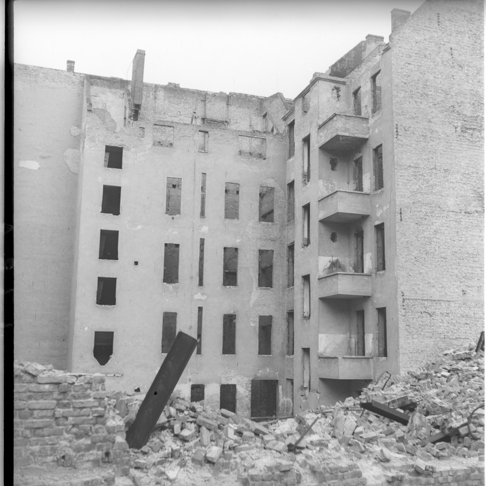 Negativ: Ruine, Ansbacher Straße 30, 1951 (Museen Tempelhof-Schöneberg/Herwarth Staudt CC BY-NC-SA)