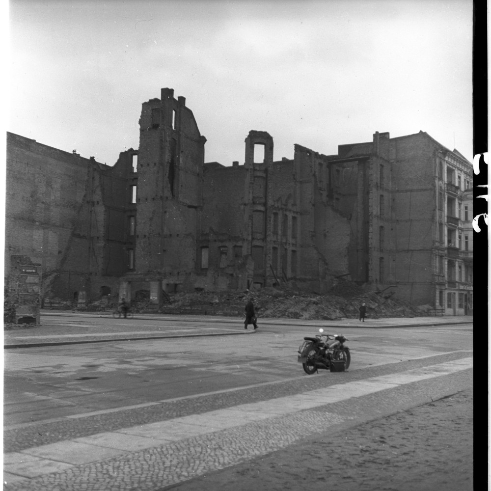 Negativ: Ruine, Ansbacher Straße 39, 1950 (Museen Tempelhof-Schöneberg/Herwarth Staudt CC BY-NC-SA)