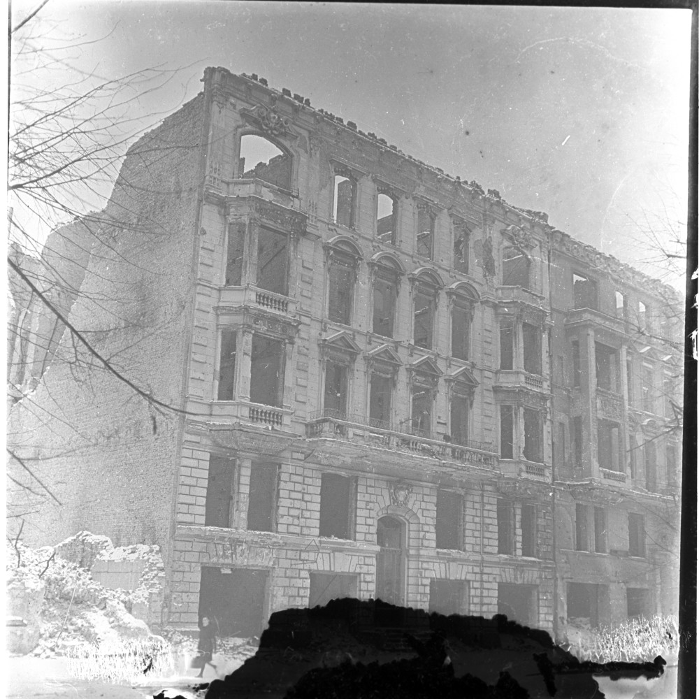 Negativ: Ruine, Ansbacher Straße 56, 1950 (Museen Tempelhof-Schöneberg/Herwarth Staudt CC BY-NC-SA)