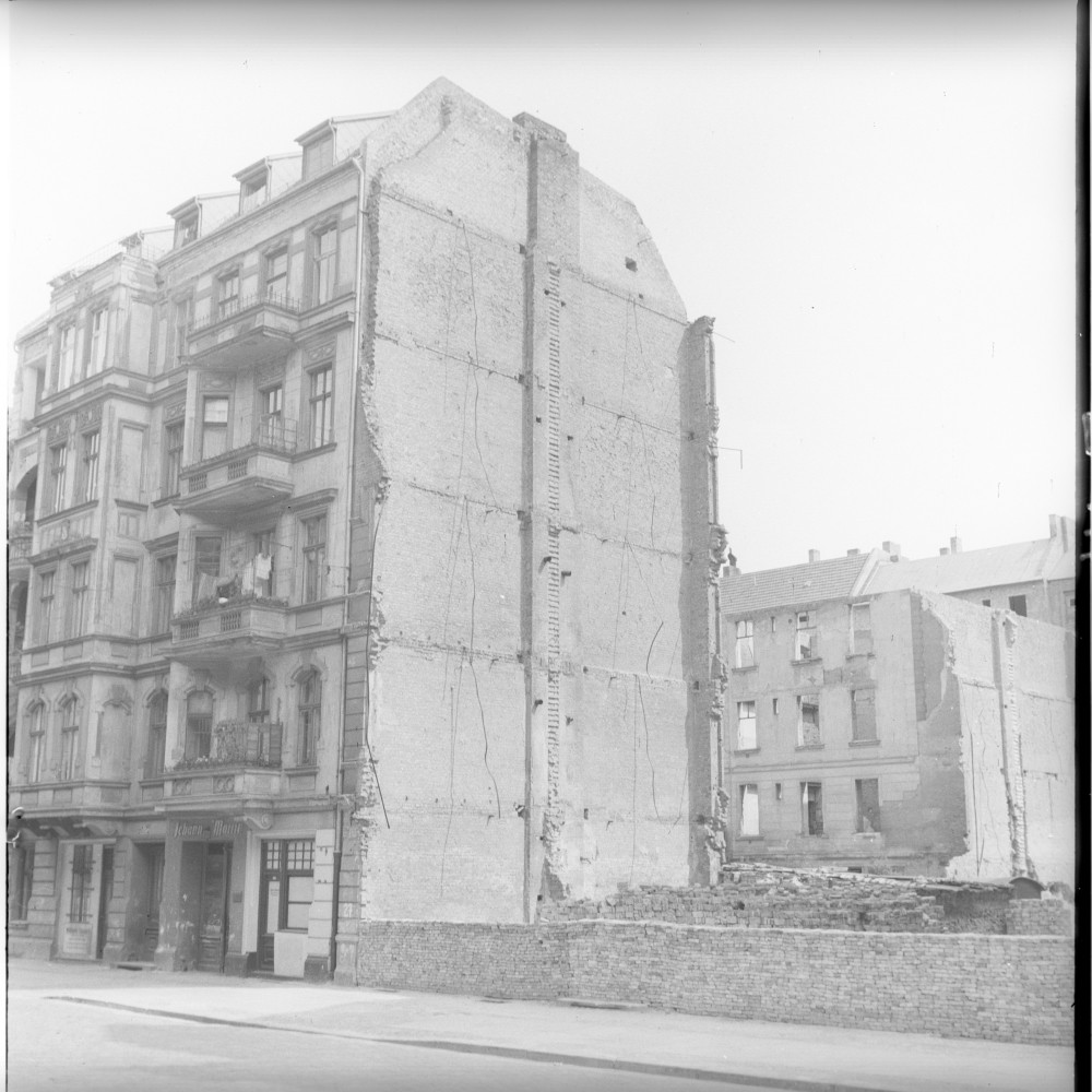 Negativ: Ruine, Apostel- Paulus-Straße 27, 1951 (Museen Tempelhof-Schöneberg/Herwarth Staudt CC BY-NC-SA)